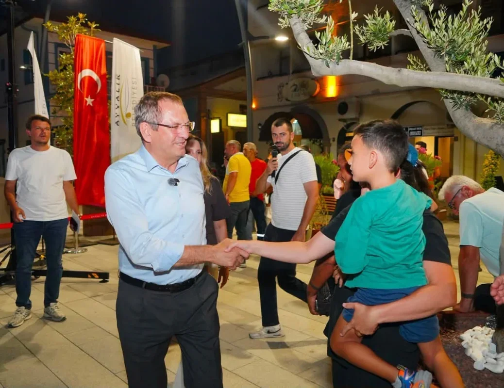 Ayvalık'ta Tarihi Gümrük Meydanı yenilenerek açıldı