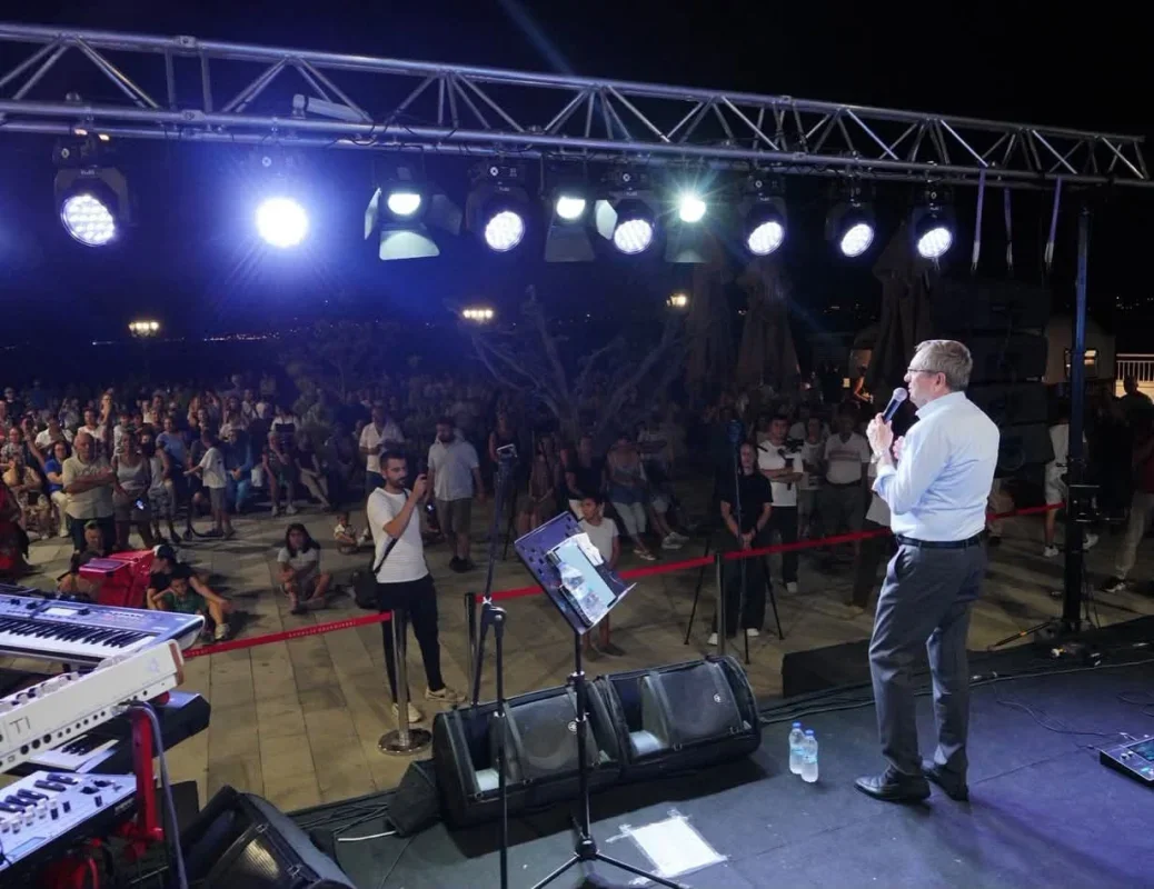 Ayvalık'ta Tarihi Gümrük Meydanı yenilenerek açıldı
