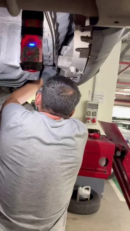 Bornova'da yavru kedi aracın motor boşluğuna girince kurtarıldı