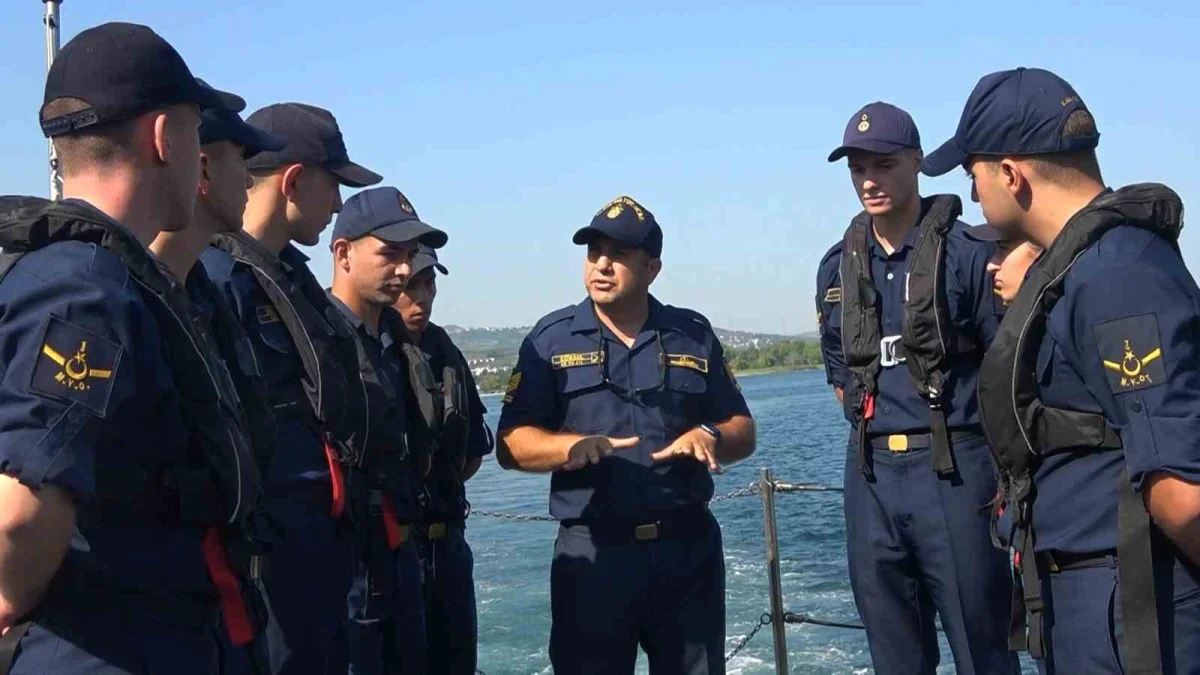 Deniz astsubay adayları Mavi Vatan için zorlu eğitim alıyor