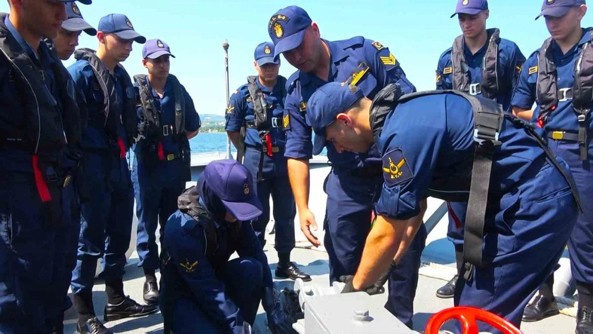 Deniz astsubay adayları Mavi Vatan için zorlu eğitim alıyor
