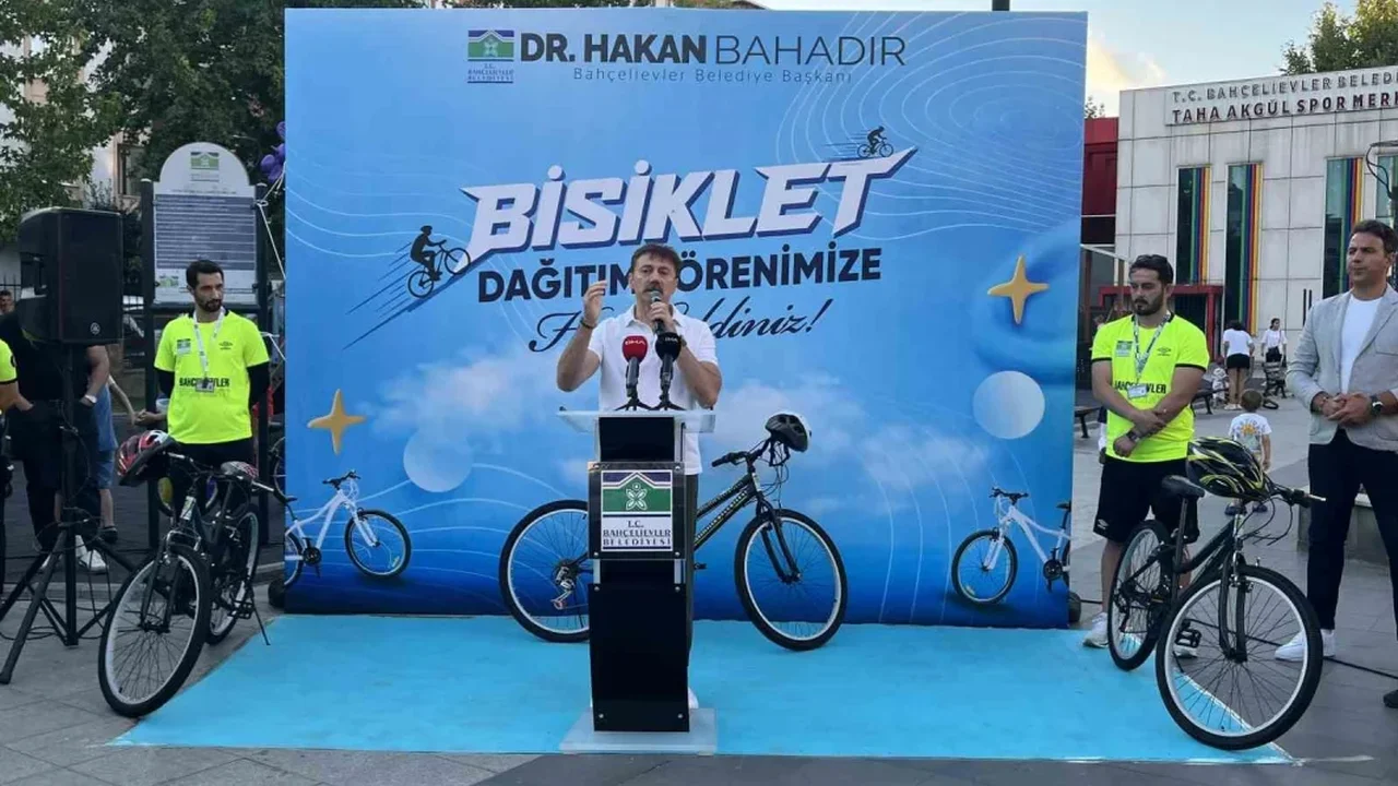 Bahçelievler'de 100 çocuğa bisiklet dağıtıldı