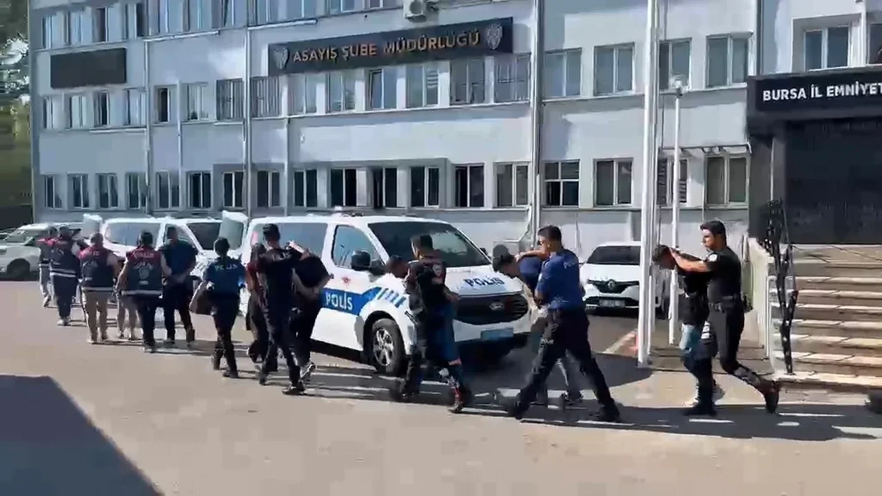 Bursa'da zorla hesap açtırıp kara para aklayan 11 şüpheli yakalandı