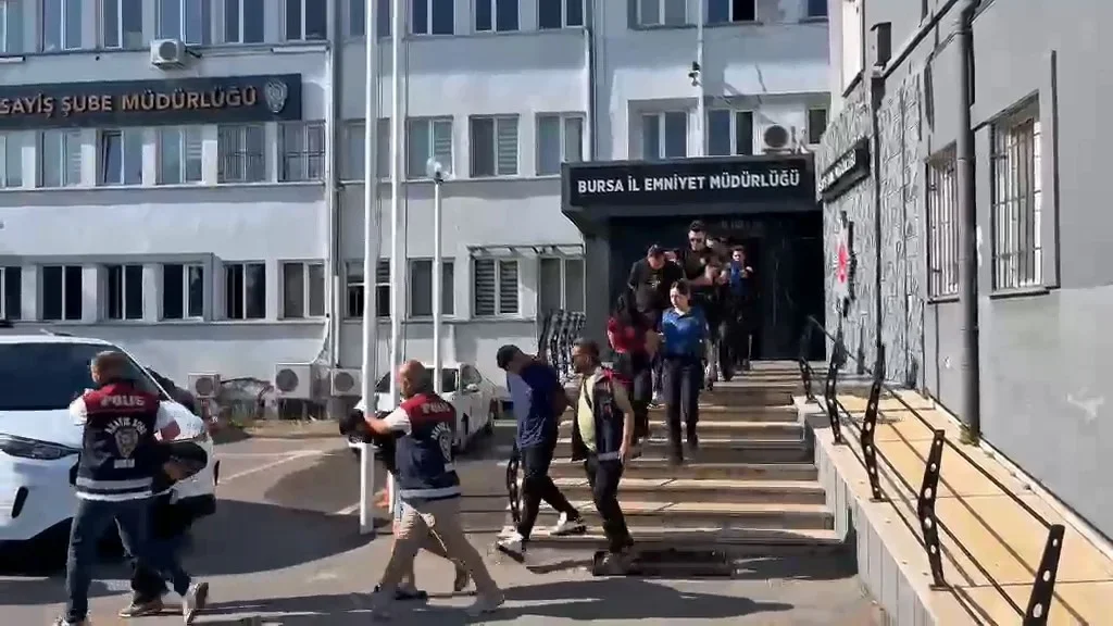Bursa'da zorla hesap açtırıp kara para aklayan 11 şüpheli yakalandı