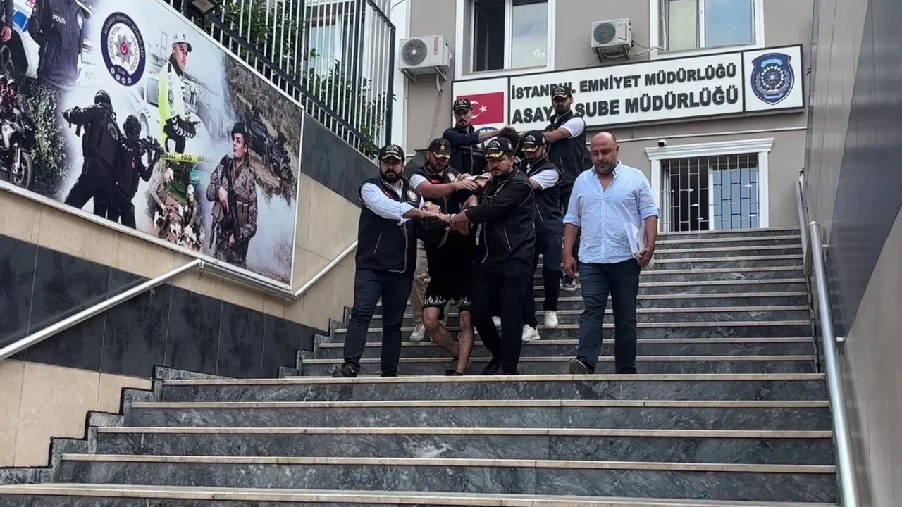 Fatih'te bıçaklı kavga: 19 yaşındaki Ali Anzo öldü