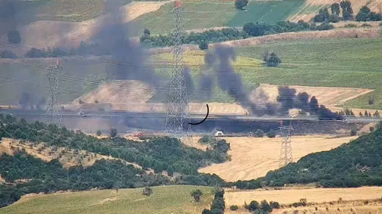 Şarköy-Çanakkale sınırında araç yangını otluk alana sıçradı