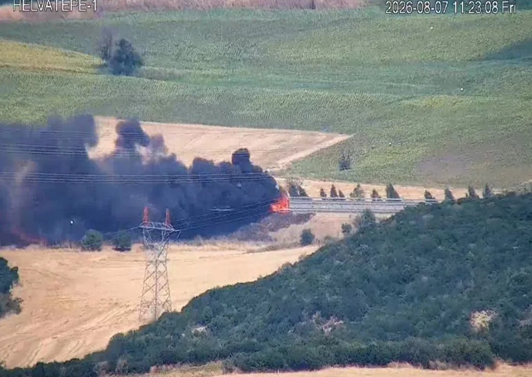 Şarköy-Çanakkale sınırında araç yangını otluk alana sıçradı