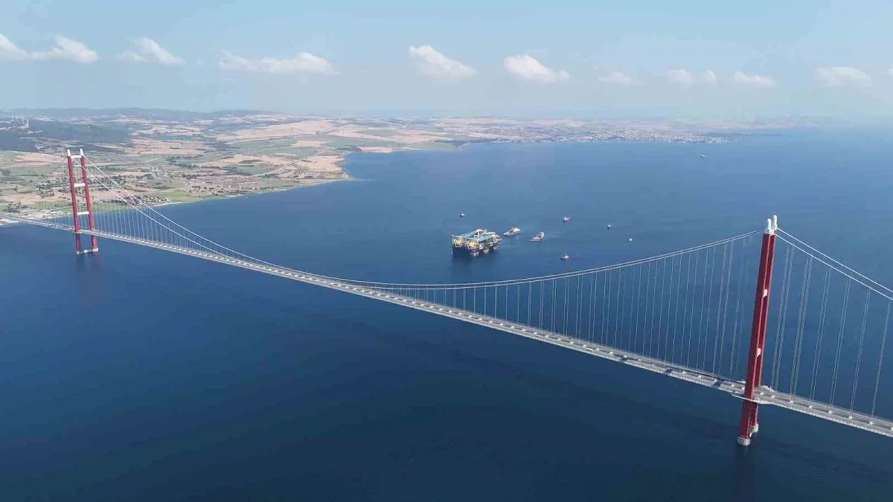 Saipem 7000 1915 Çanakkale Köprüsü altından geçti