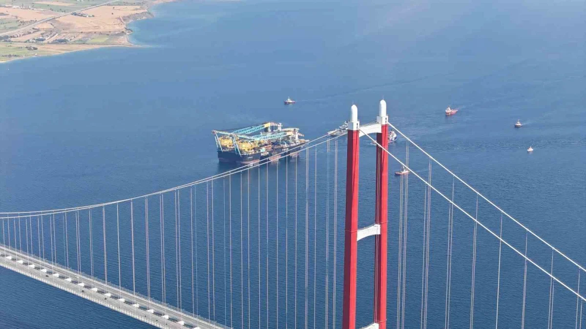 Saipem 7000 1915 Çanakkale Köprüsü altından geçti