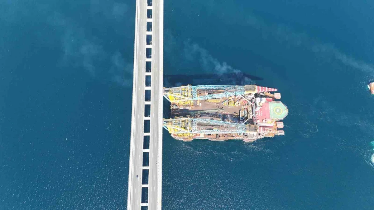 Saipem 7000 1915 Çanakkale Köprüsü altından geçti