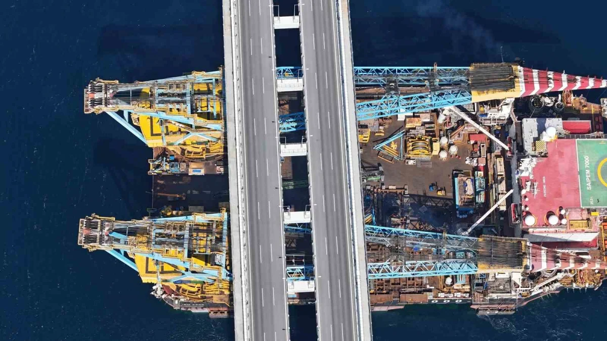Saipem 7000 1915 Çanakkale Köprüsü altından geçti