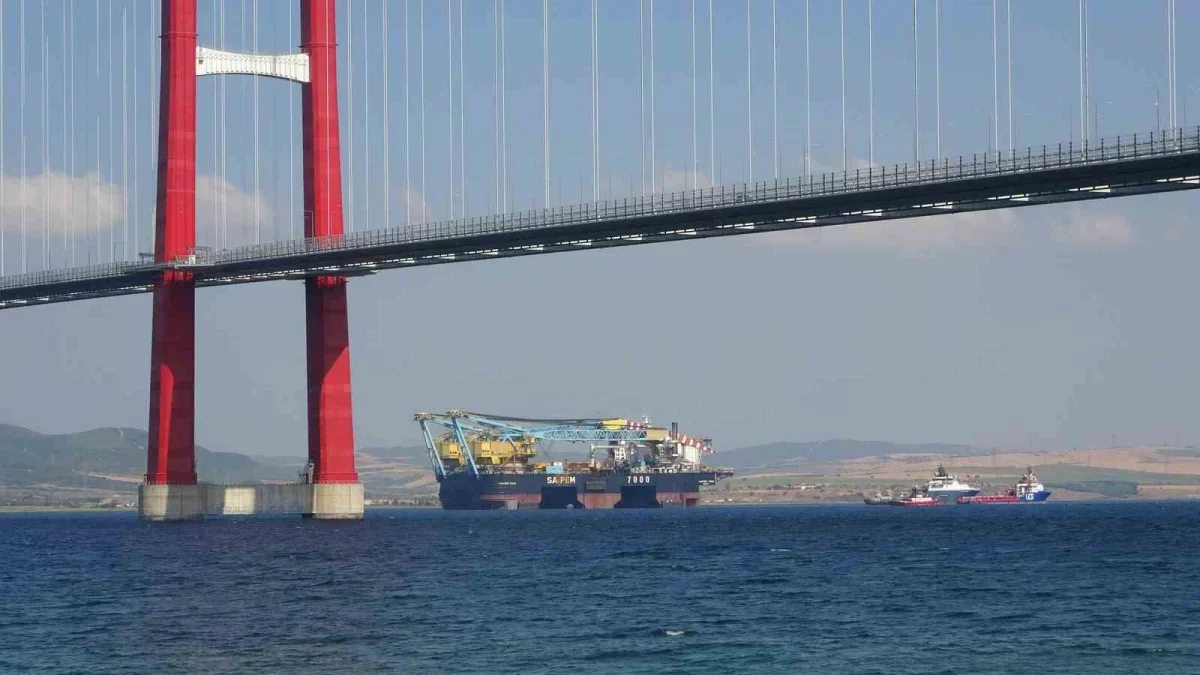 Saipem 7000 1915 Çanakkale Köprüsü altından geçti