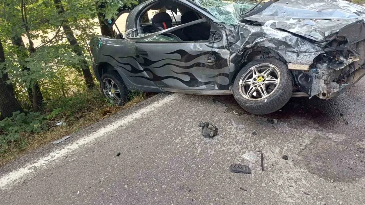 İzmit'te iki otomobil çarpıştı: Sapakpınar'da 3 yaralı
