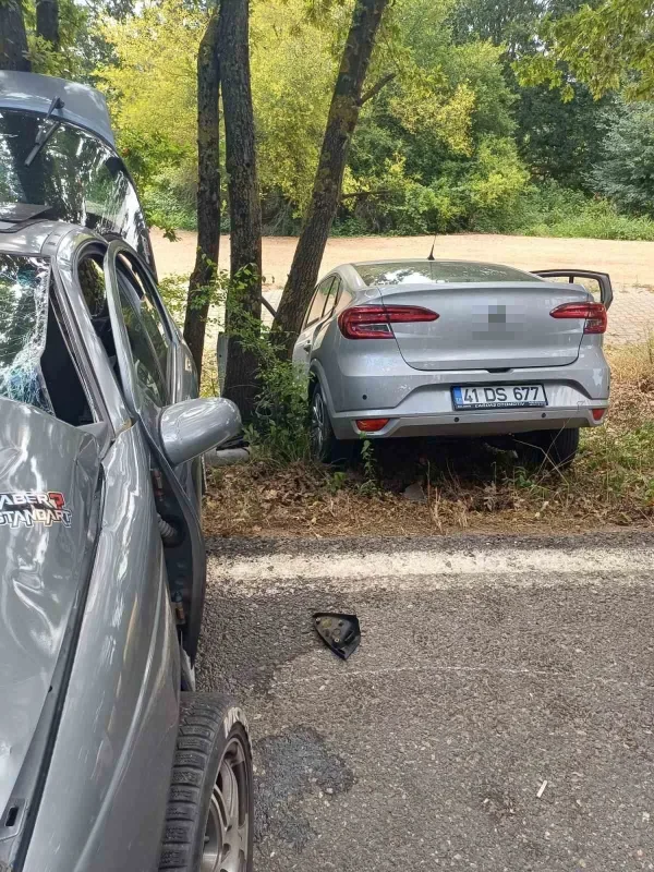 İzmit'te iki otomobil çarpıştı: Sapakpınar'da 3 yaralı