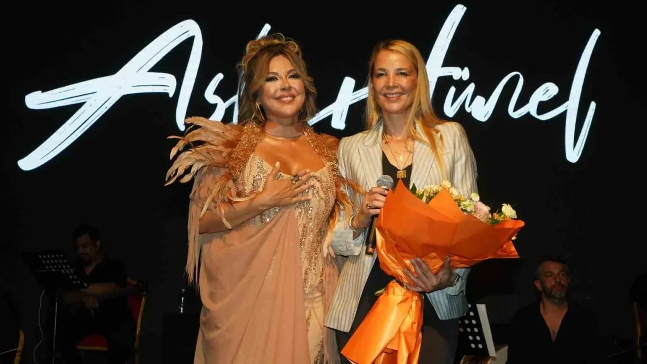 Aslı Hünel Bursa Festivali'nde sahne aldı, huzurevi sakinleri de katıldı