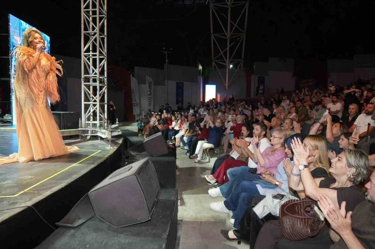 Aslı Hünel Bursa Festivali'nde sahne aldı, huzurevi sakinleri de katıldı