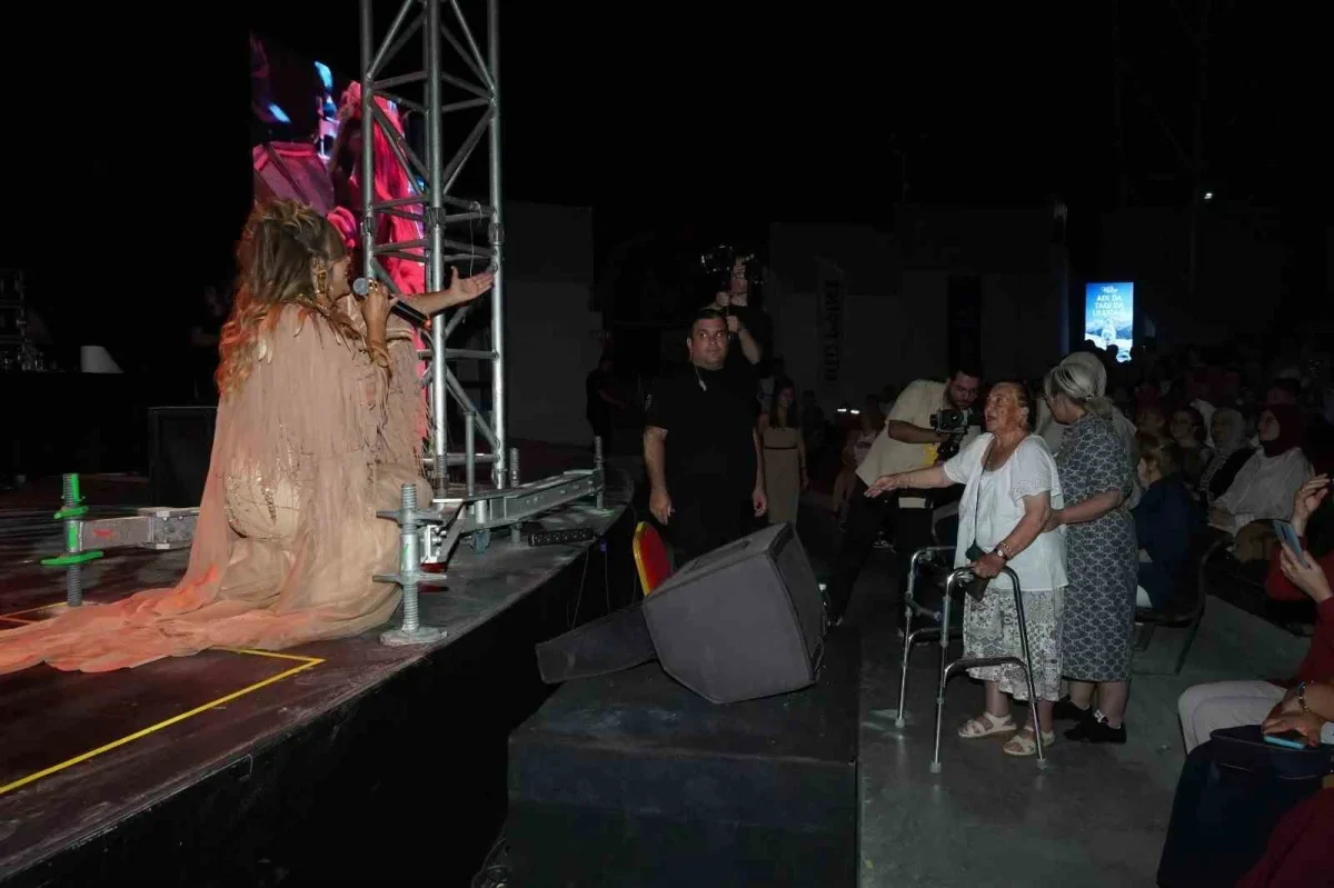 Aslı Hünel Bursa Festivali'nde sahne aldı, huzurevi sakinleri de katıldı
