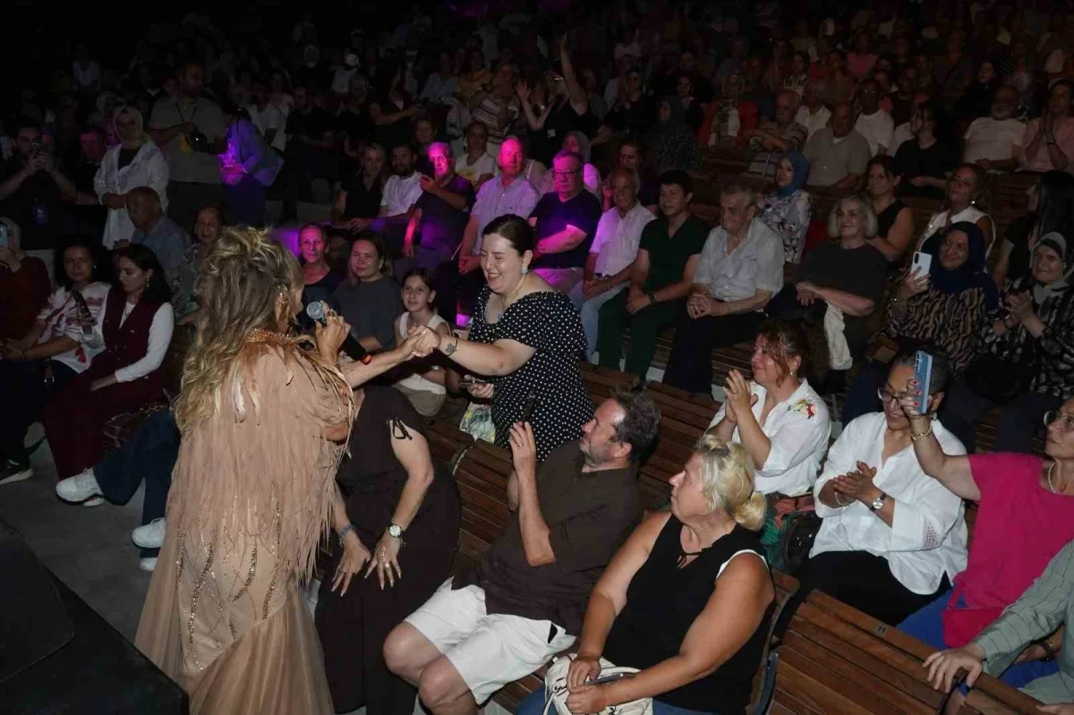 Aslı Hünel Bursa Festivali'nde sahne aldı, huzurevi sakinleri de katıldı