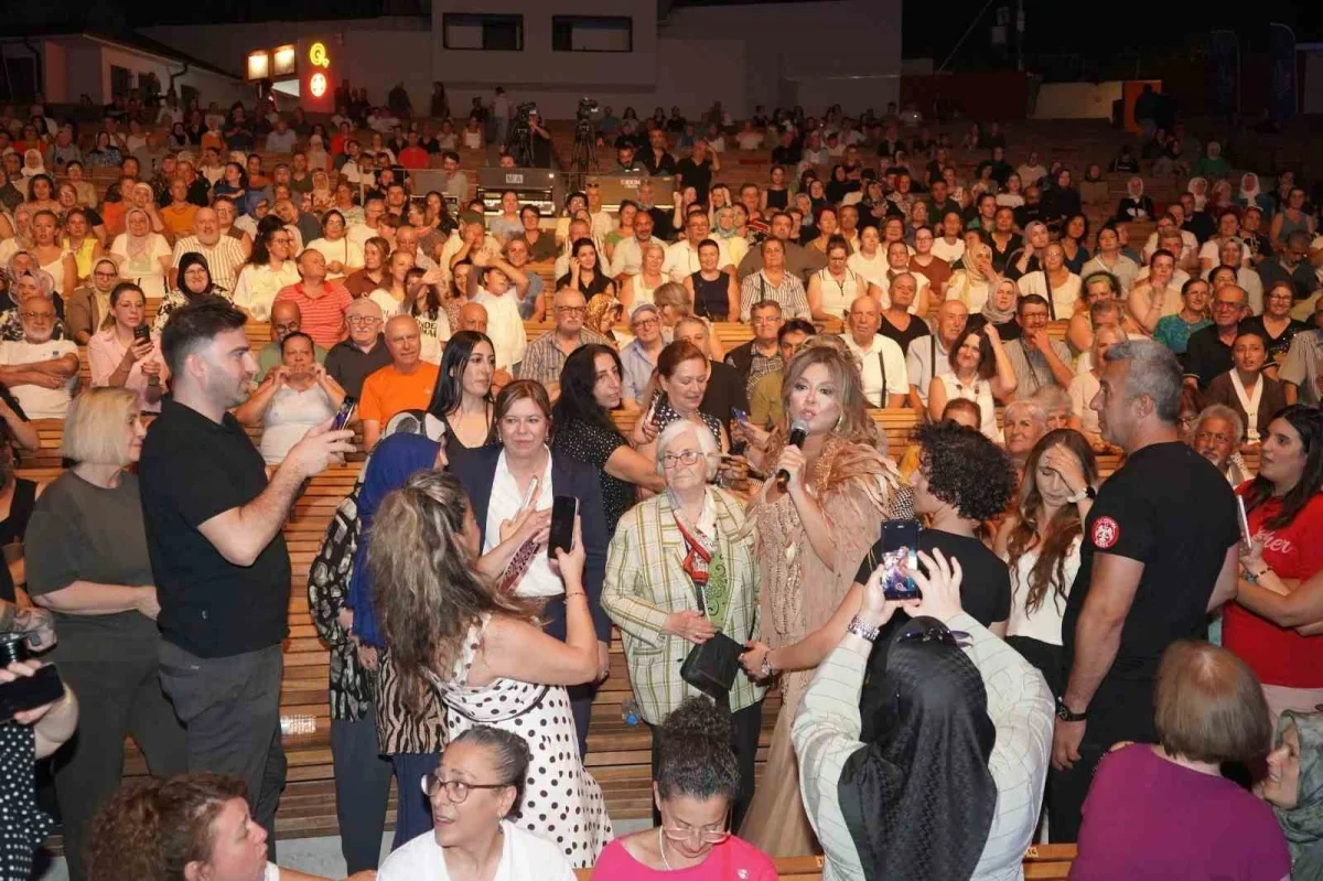 Aslı Hünel Bursa Festivali'nde sahne aldı, huzurevi sakinleri de katıldı