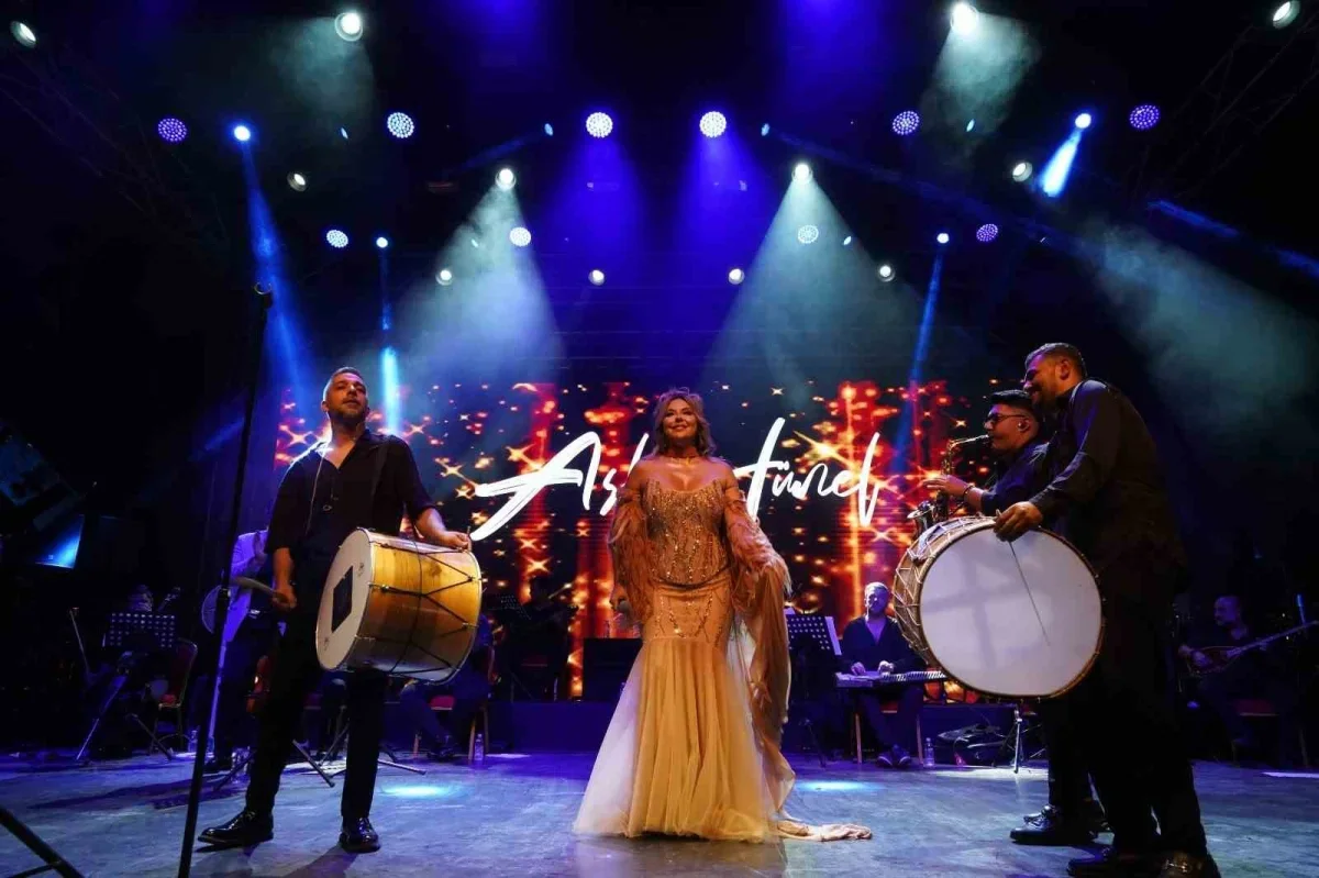 Aslı Hünel Bursa Festivali'nde sahne aldı, huzurevi sakinleri de katıldı