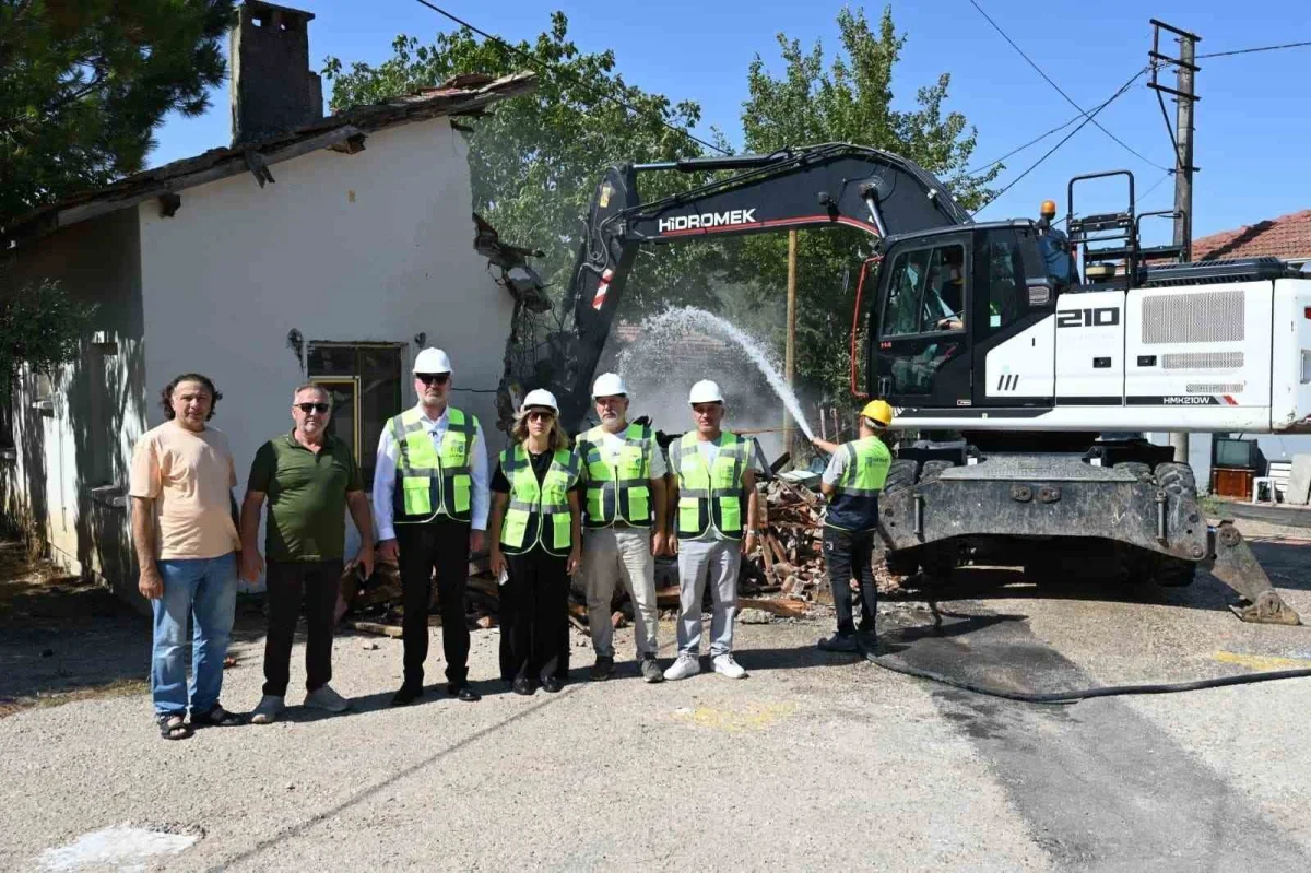 Karacabey Belediyesi Dağkadı'da metruk eski lojmanı yıktı
