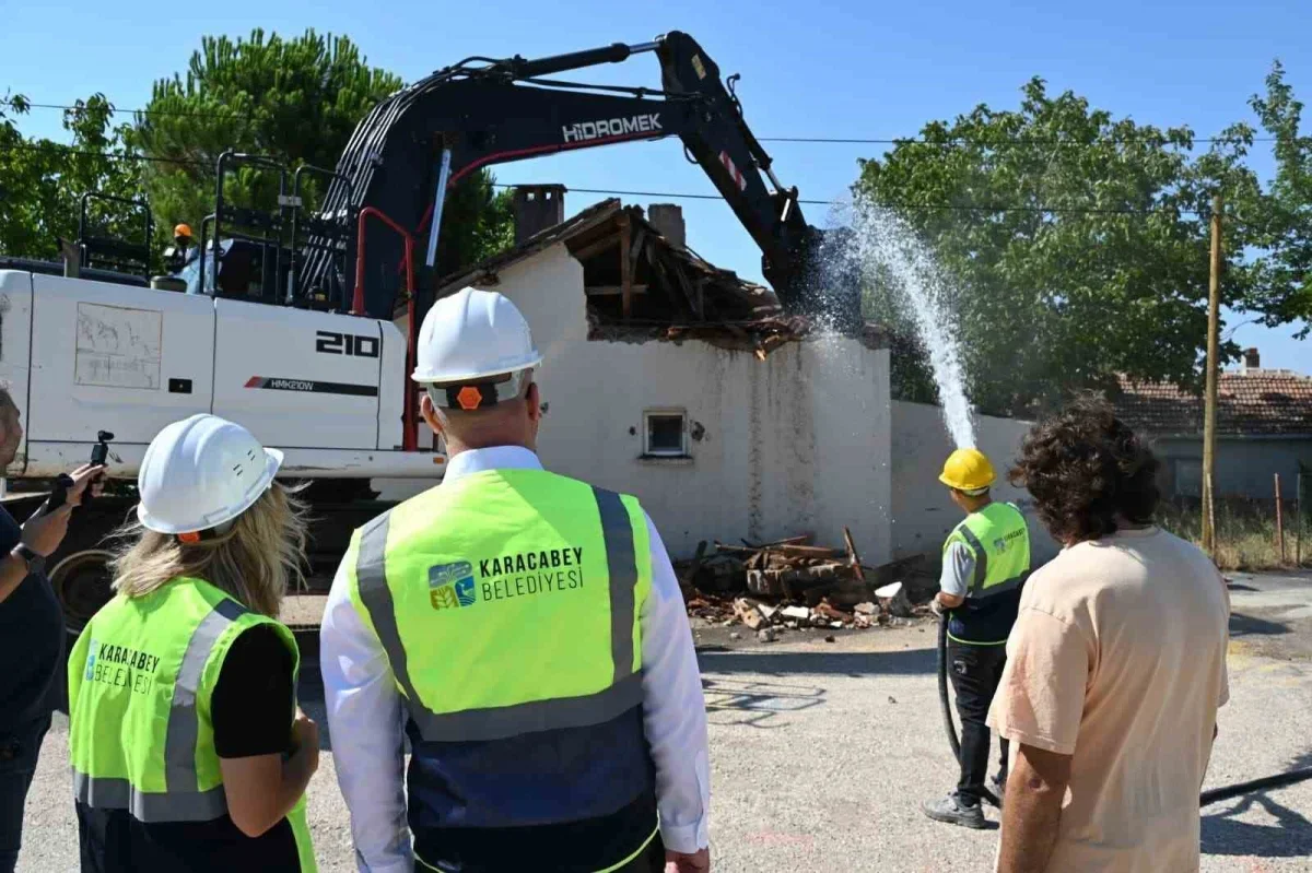 Karacabey Belediyesi Dağkadı'da metruk eski lojmanı yıktı