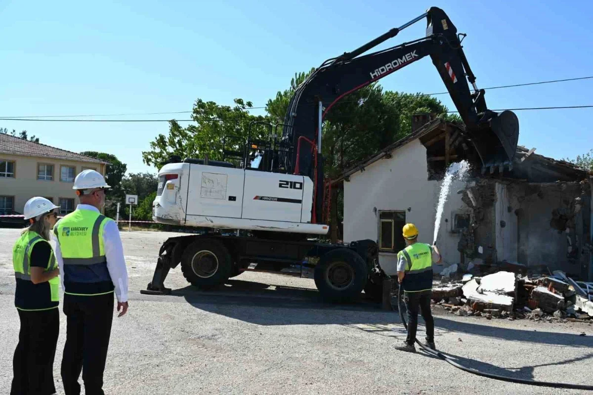 Karacabey Belediyesi Dağkadı'da metruk eski lojmanı yıktı