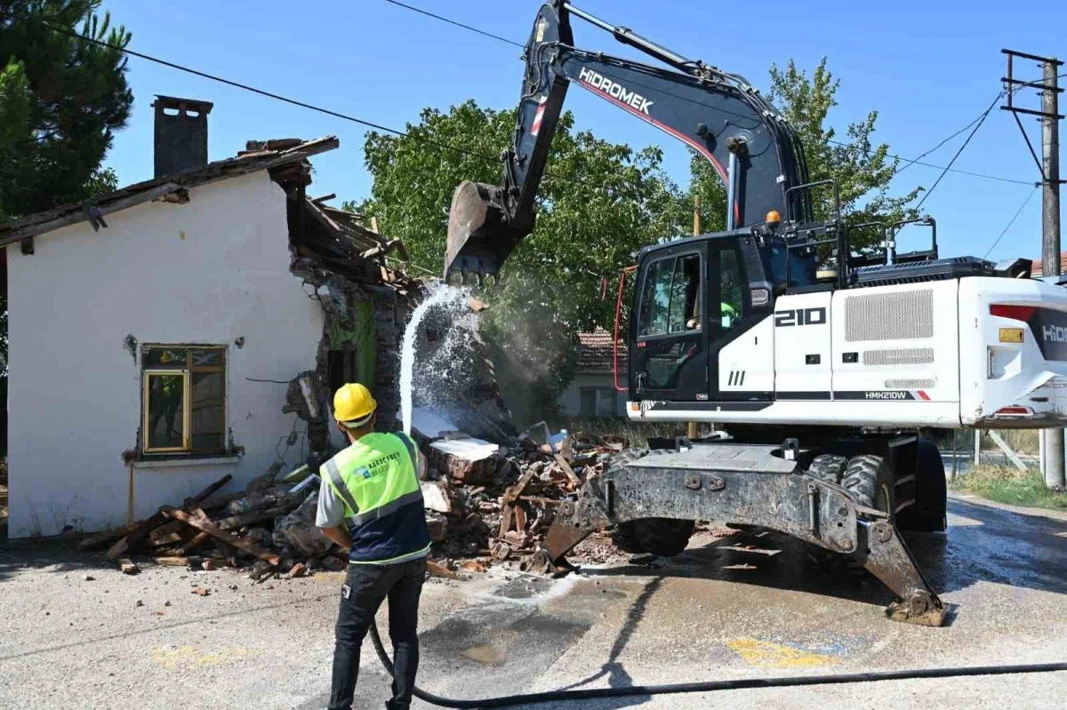 Karacabey Belediyesi Dağkadı'da metruk eski lojmanı yıktı