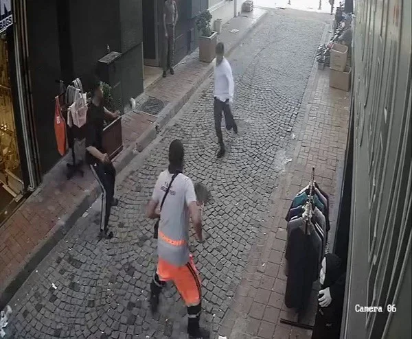 Fatih'te tramvay hırsızına süpürgeli müdahale kamerada