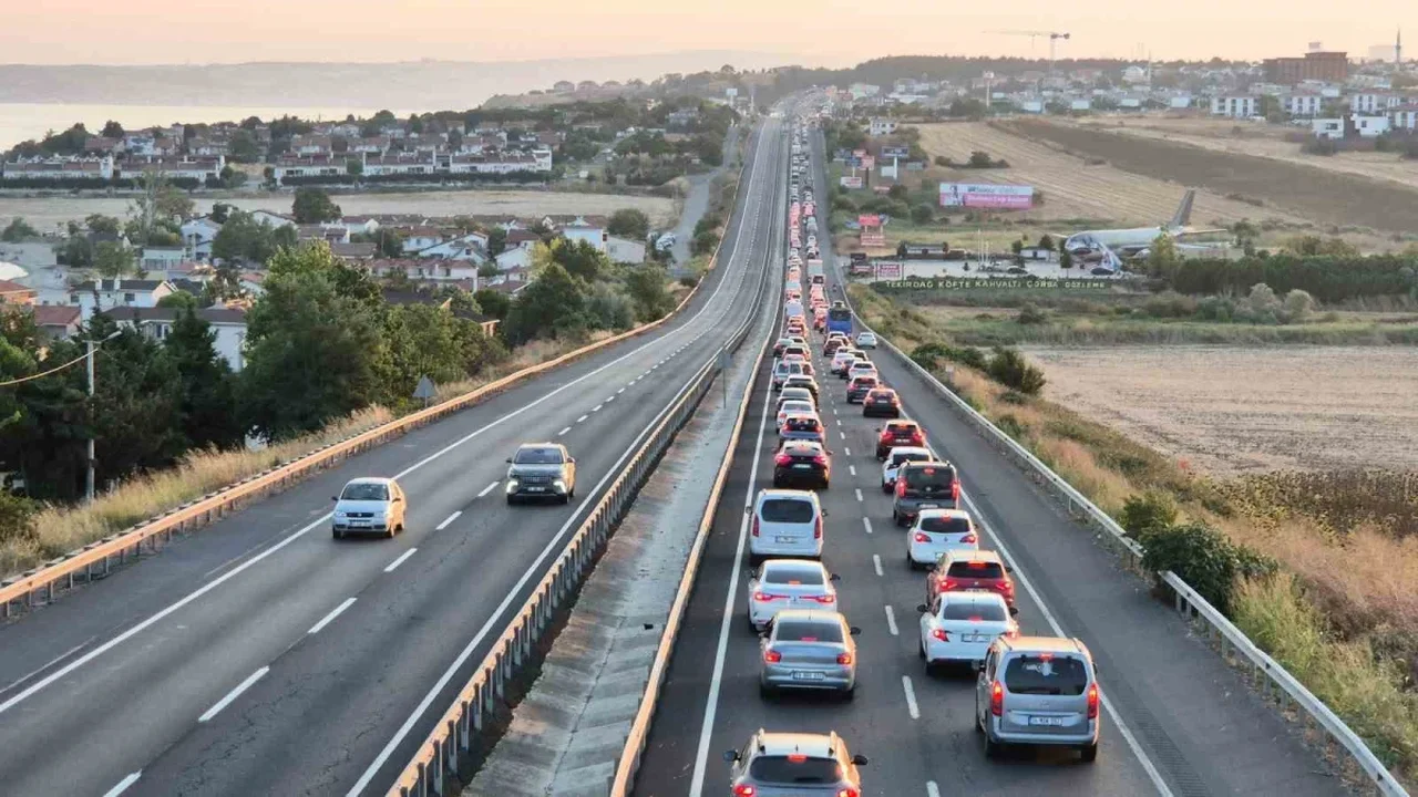 İstanbul'dan Tekirdağ'a hafta sonu yoğunluğu: Kilometrelerce kuyruk