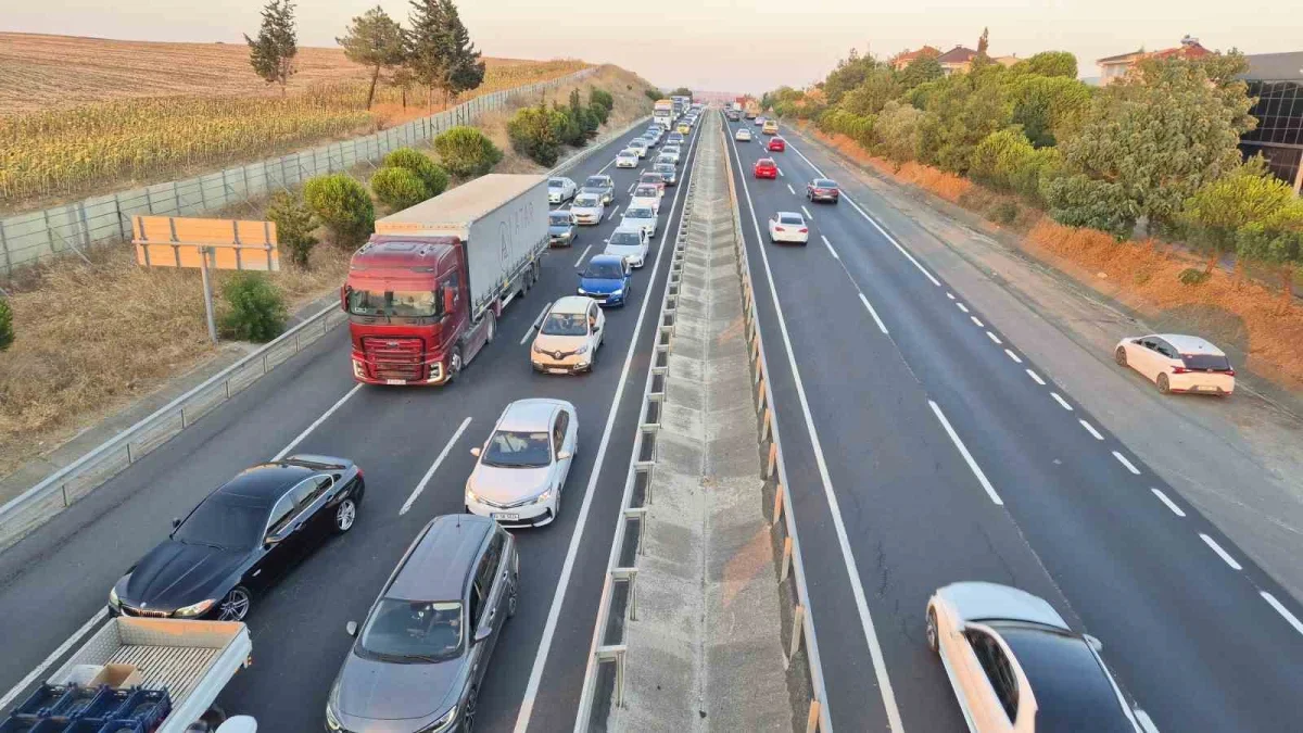 İstanbul'dan Tekirdağ'a hafta sonu yoğunluğu: Kilometrelerce kuyruk