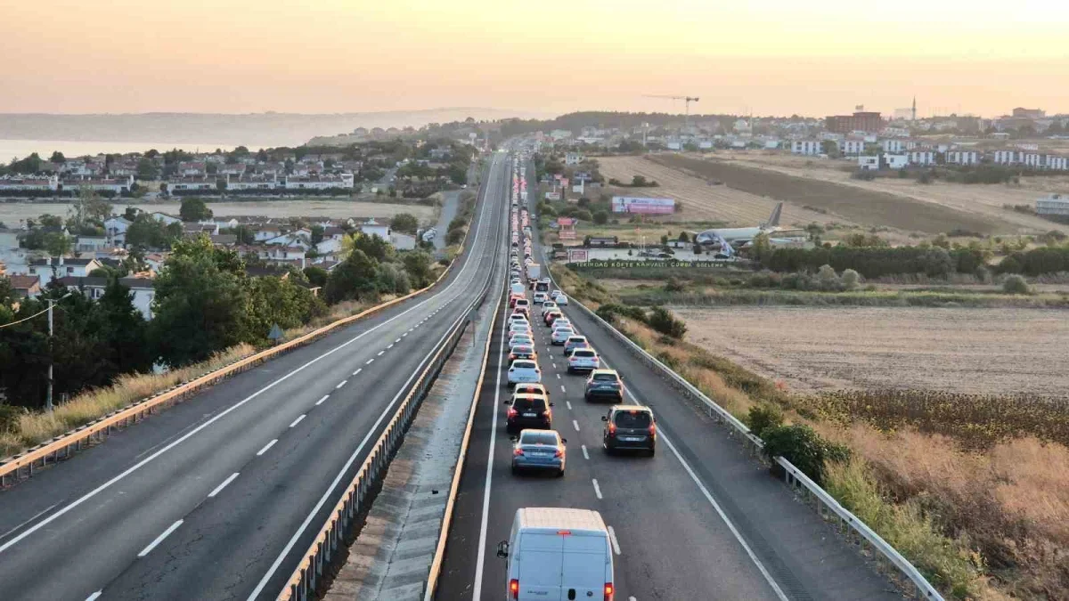 İstanbul'dan Tekirdağ'a hafta sonu yoğunluğu: Kilometrelerce kuyruk