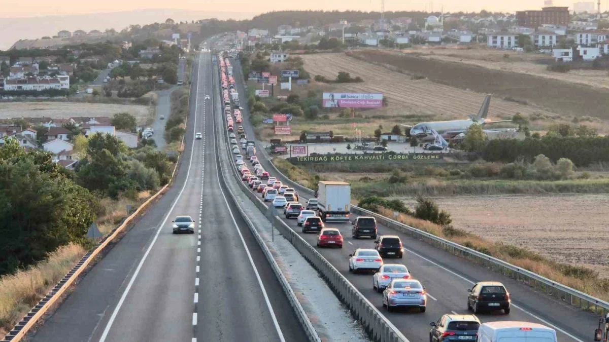 İstanbul'dan Tekirdağ'a hafta sonu yoğunluğu: Kilometrelerce kuyruk