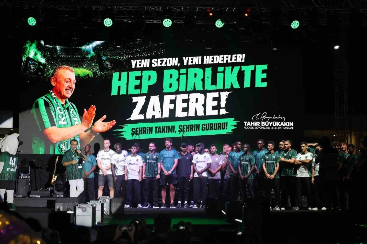 Kocaelispor sezon açılışında Metehan Altunbaş'ı tanıttı