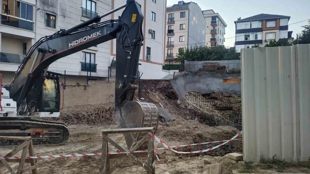 Çekmeköy'de istinat duvarı çöktü, 5 katlı bina tahliye edildi