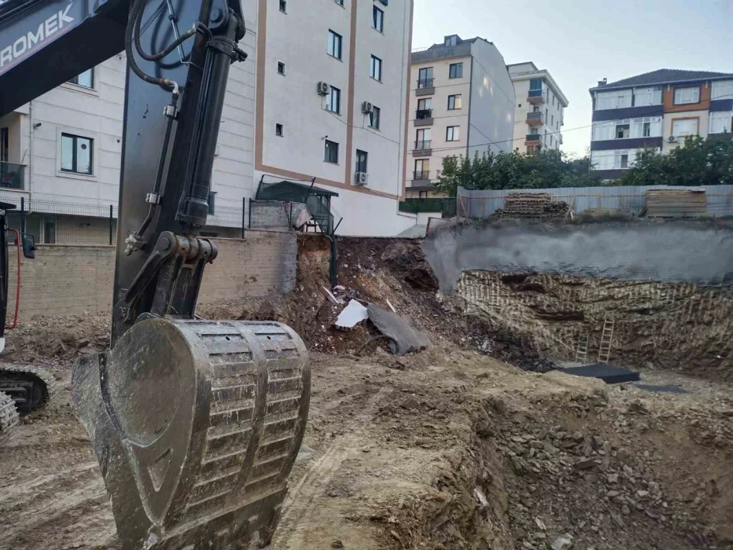 Çekmeköy'de istinat duvarı çöktü, 5 katlı bina tahliye edildi