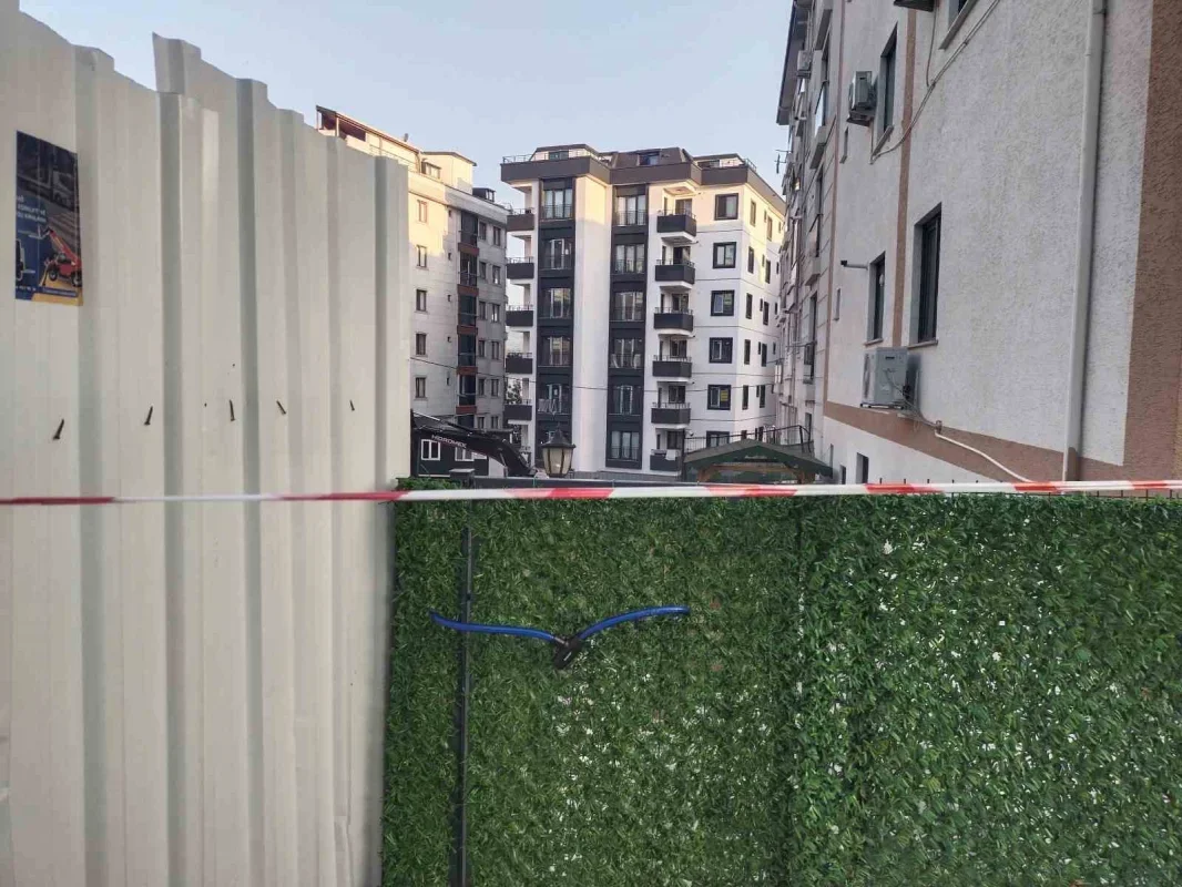 Çekmeköy'de istinat duvarı çöktü, 5 katlı bina tahliye edildi