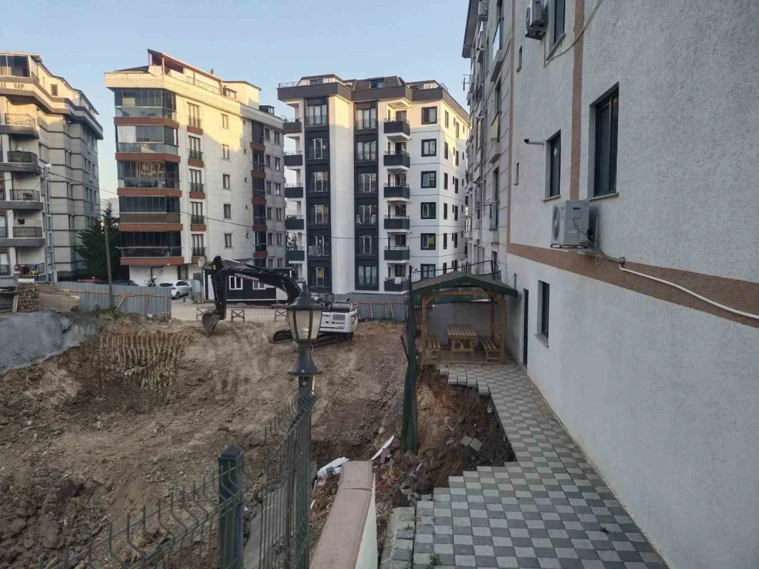 Çekmeköy'de istinat duvarı çöktü, 5 katlı bina tahliye edildi