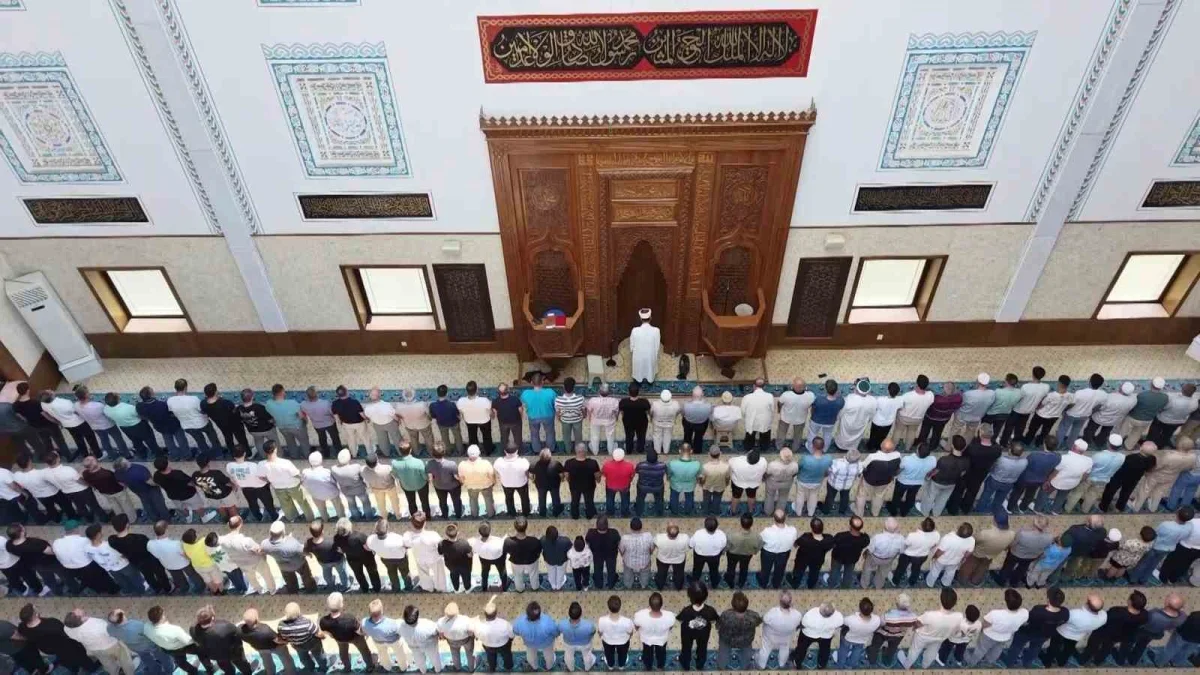 Bursa'daki Safa Camii açılır kubbesiyle dikkat çekiyor