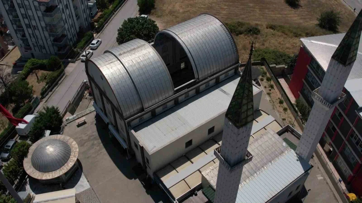 Bursa'daki Safa Camii açılır kubbesiyle dikkat çekiyor