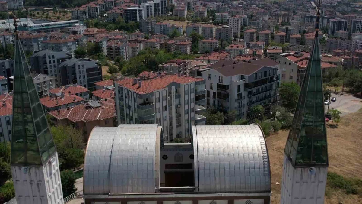 Bursa'daki Safa Camii açılır kubbesiyle dikkat çekiyor