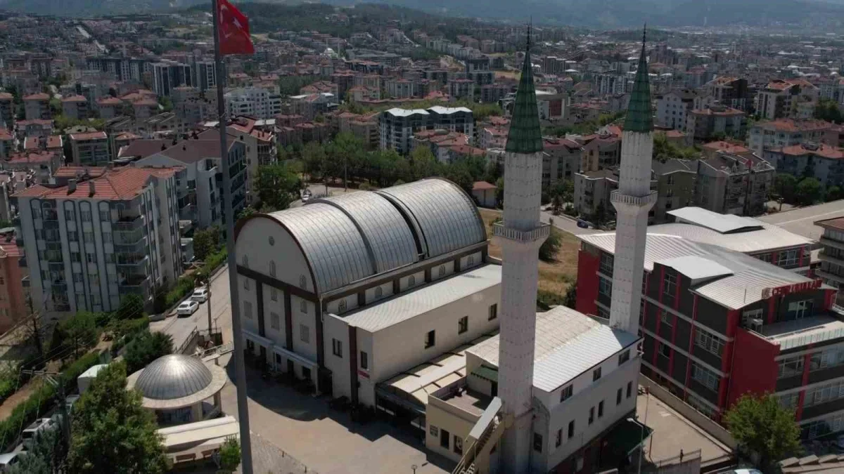 Bursa'daki Safa Camii açılır kubbesiyle dikkat çekiyor