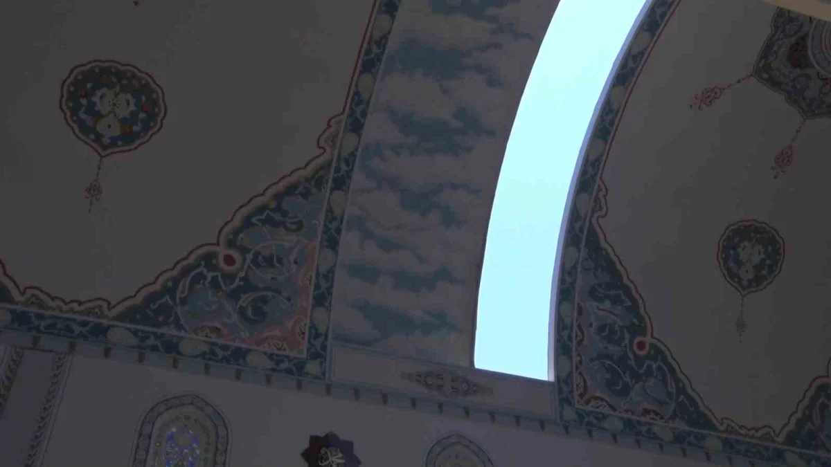 Bursa'daki Safa Camii açılır kubbesiyle dikkat çekiyor