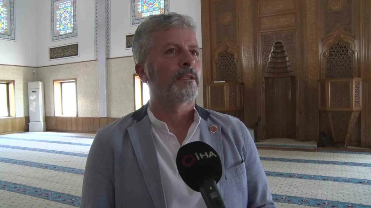 Bursa'daki Safa Camii açılır kubbesiyle dikkat çekiyor