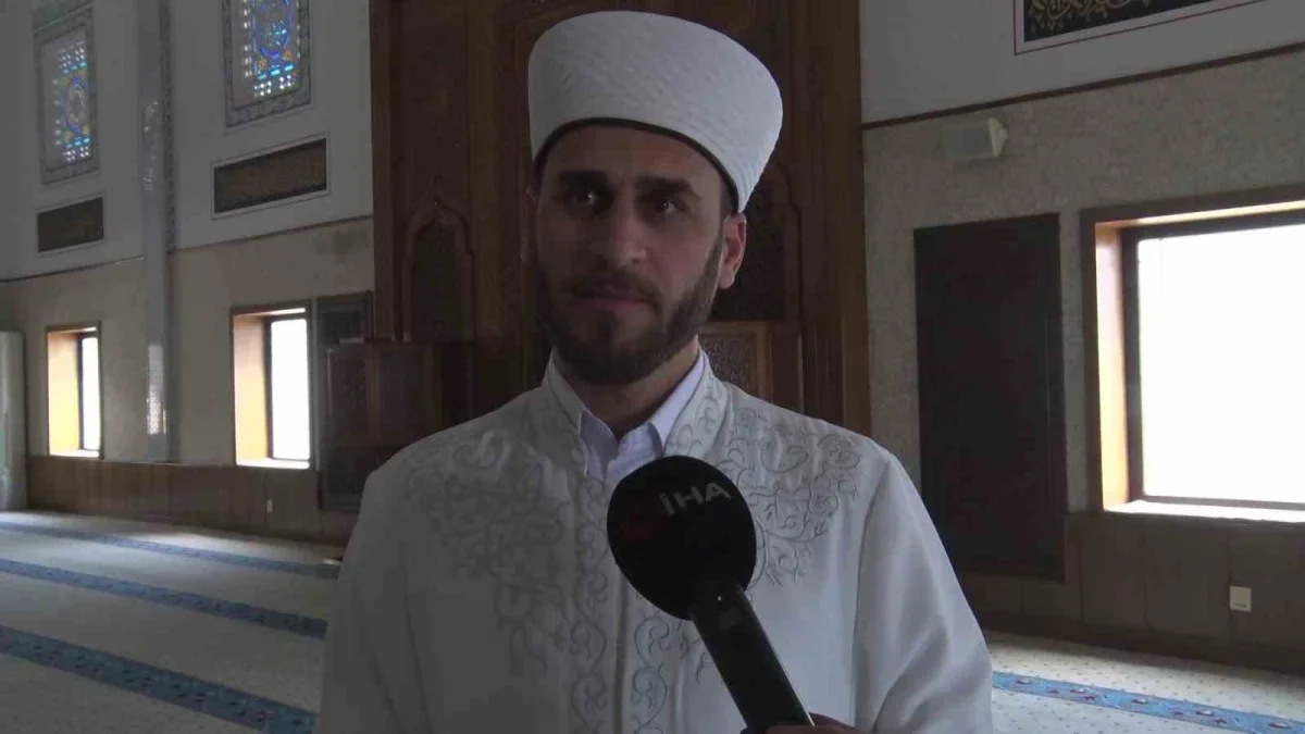 Bursa'daki Safa Camii açılır kubbesiyle dikkat çekiyor