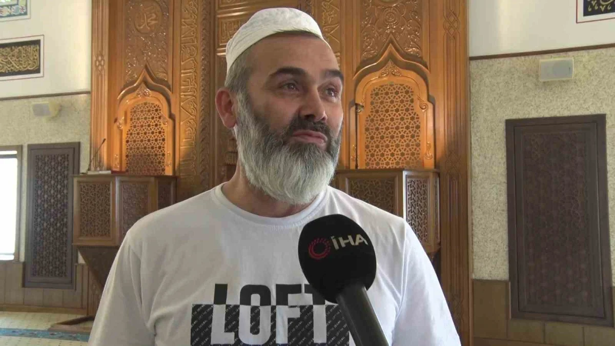 Bursa'daki Safa Camii açılır kubbesiyle dikkat çekiyor