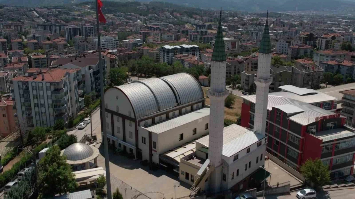 Bursa'daki Safa Camii açılır kubbesiyle dikkat çekiyor