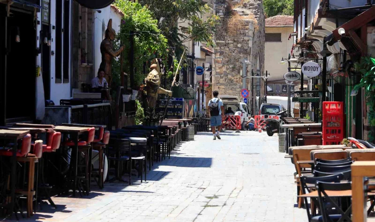 Kaleiçi'nde akşam nüfus 100 katına çıkıyor