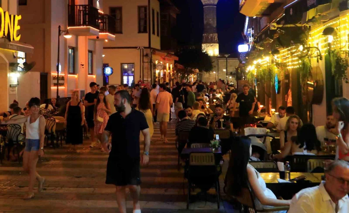 Kaleiçi'nde akşam nüfus 100 katına çıkıyor
