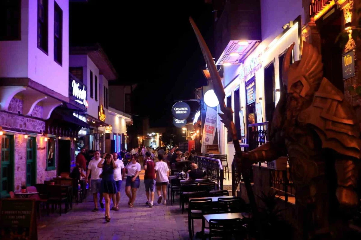 Kaleiçi'nde akşam nüfus 100 katına çıkıyor